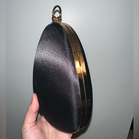 structured clutch black satin pearl gold chain and ring handle - Picture 5 of 17